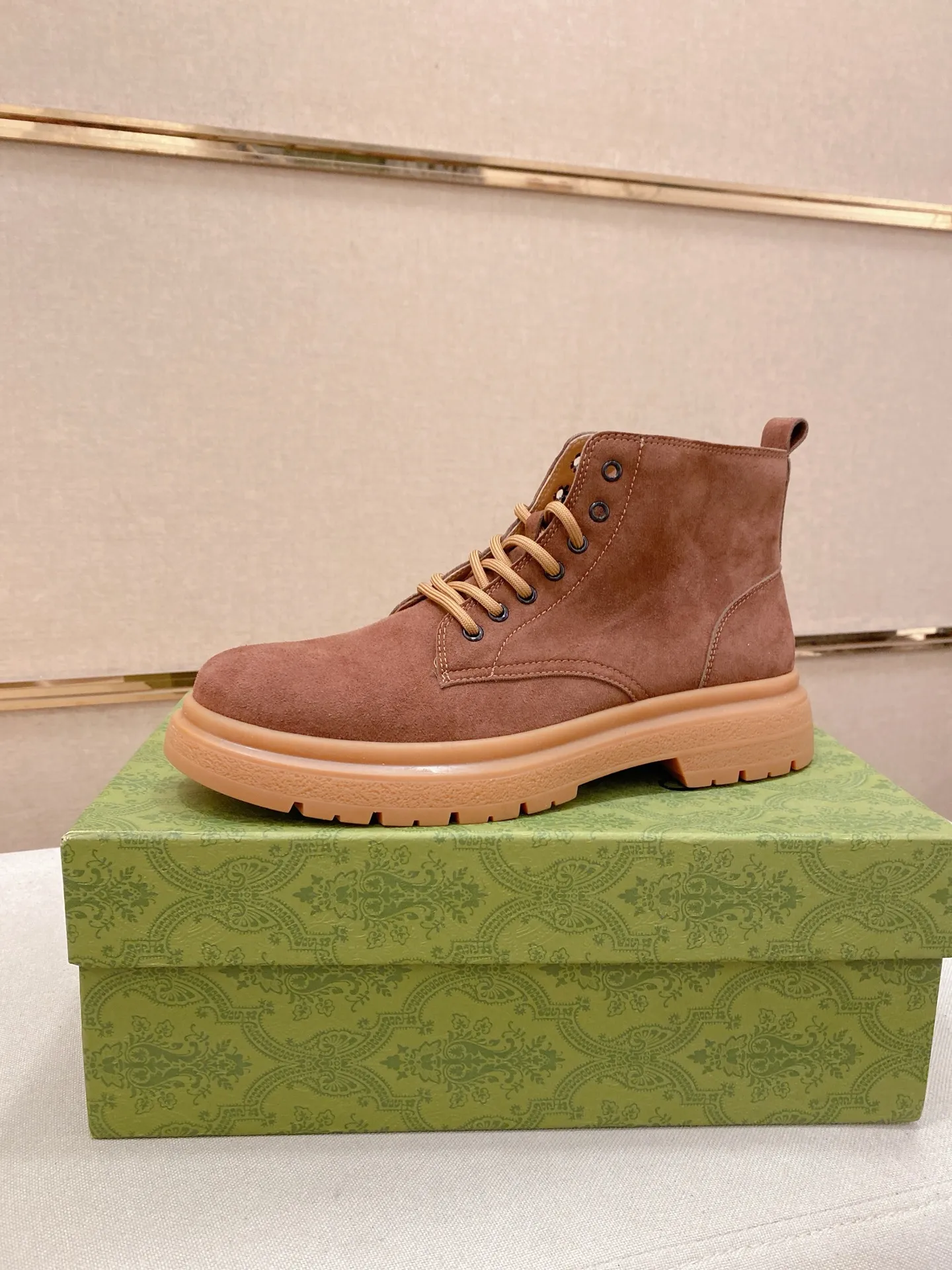 Men's shoes💰 440💰 Leather and velvet lining optional! The new high-top GUCCI counters are on the market at the same time. The new men's shoes and 😘fabric are selected from imported cowhide. The lining: leather lining and plush lining are optional. 👍🏿 High-end ☄️ air-cushion molded anti-slip rubber outsole, exquisite lines, simple and elegant, comfortable and high-end for leisure travel. Code number: 38 to 44 (45 can be customized and cannot be returned or exchanged)